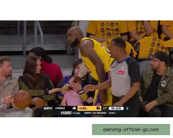 詹姆斯赛后暖心致敬ESPN女记者：原本该去冰敷但我必须回来你太棒了